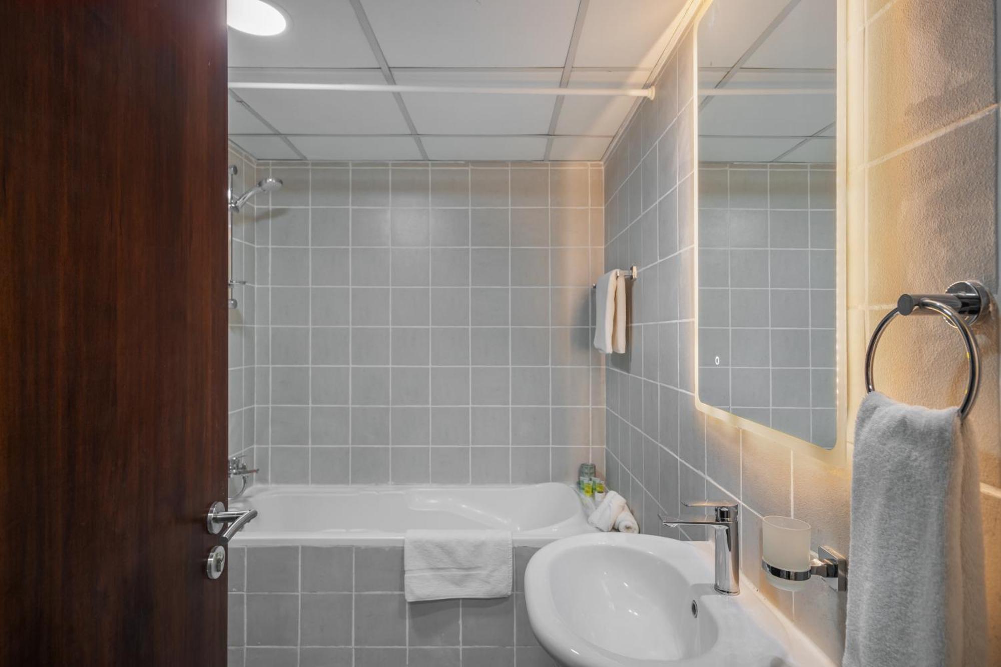 Apartment Furnished In Arch Tower, Jlt Near Metro Dubai