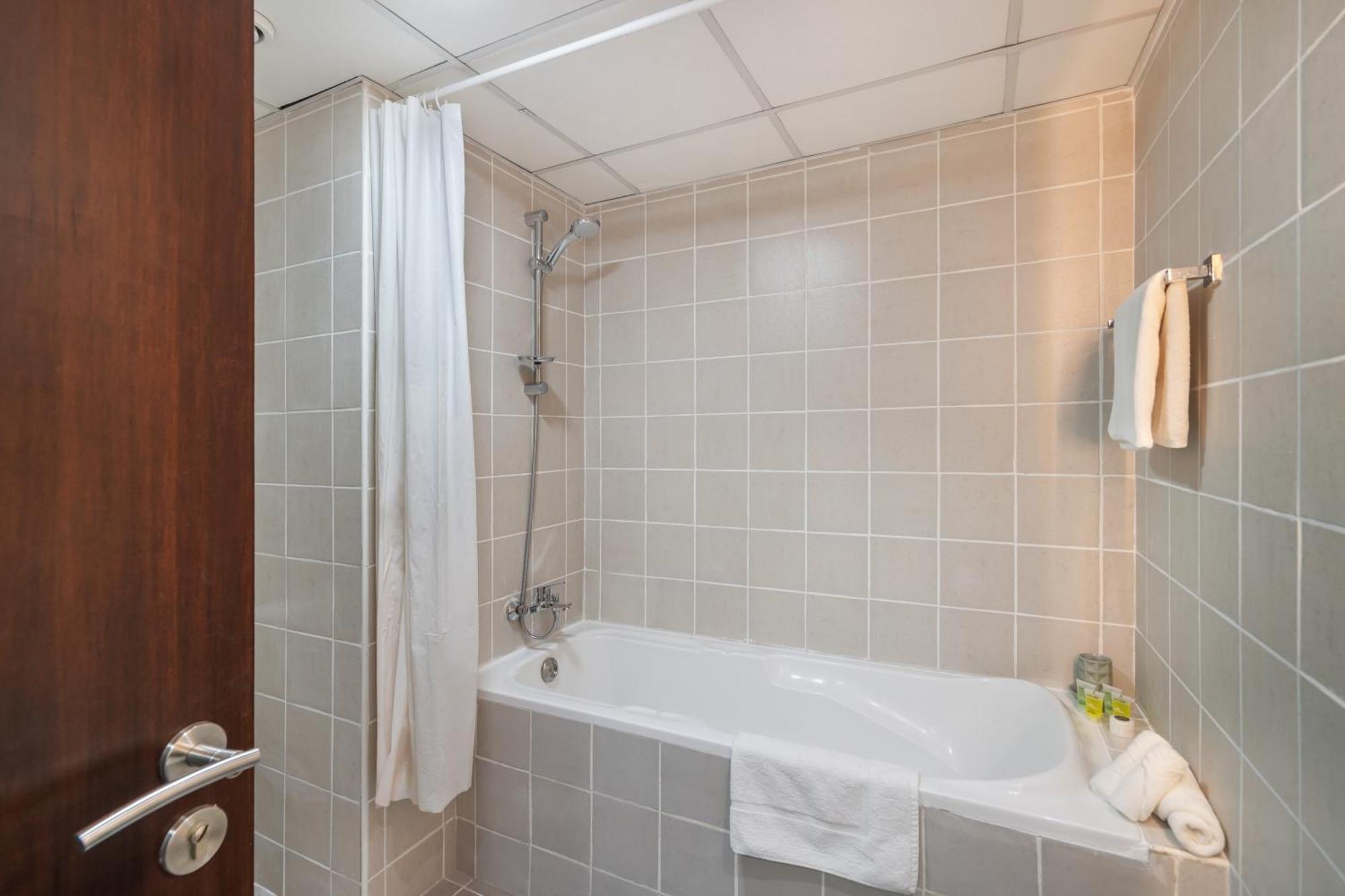 Furnished In Arch Tower, Jlt Near Metro Apartment