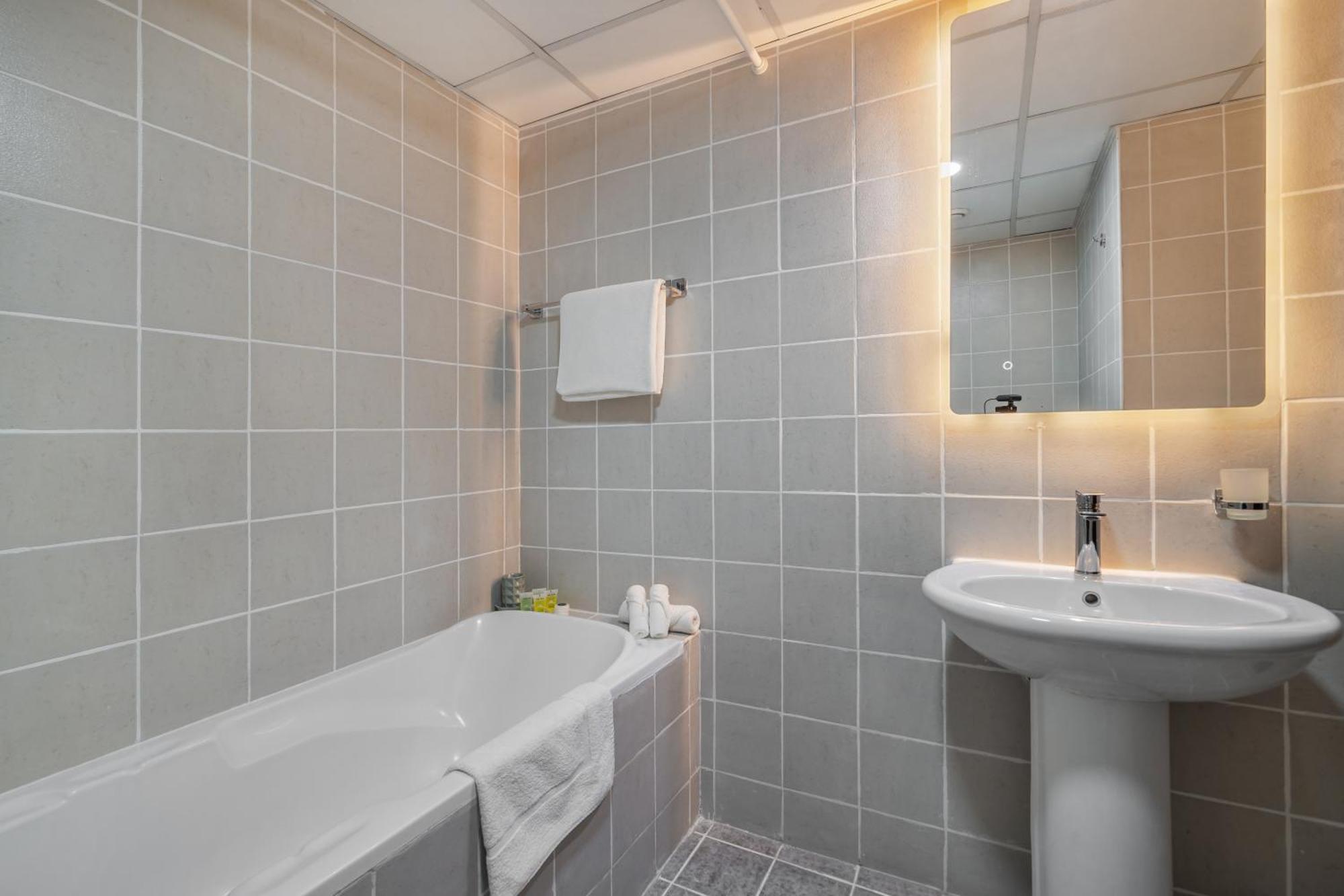 Furnished In Arch Tower, Jlt Near Metro Apartment *